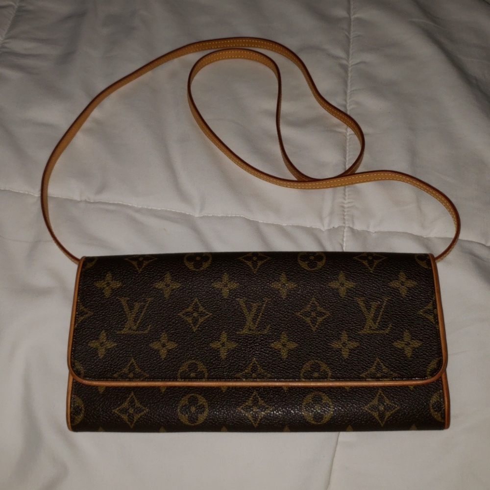 100% Auth Louis Vuitton pochette twin